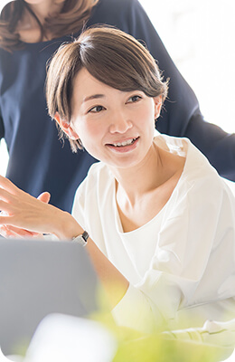 藤蔵商店の商品で母親と小さな子供たちが料理を楽しむ様子