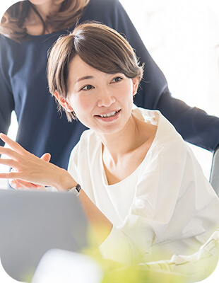 オフィスで働く笑顔の女性