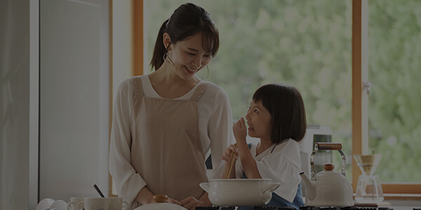 キッチンで一緒に料理を楽しむ母親と娘、藤蔵商店の家電製品を使用